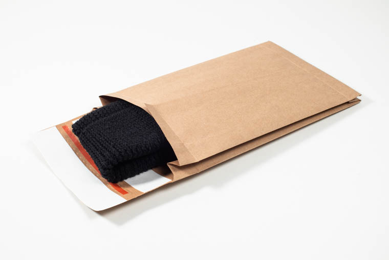 Paper mailing bag with beanie
